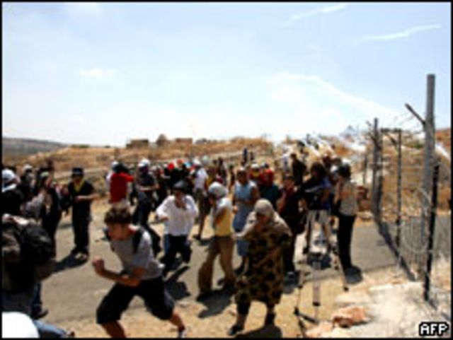 فلسطينيون ودعاة سلام أثناء مظاهرة ضد السور العازل (07/08/09)