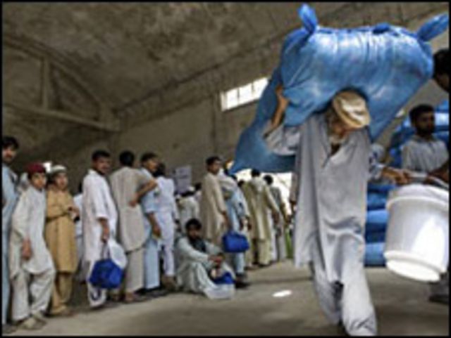 توزيع المعونة الانسانية في شمال باكستان