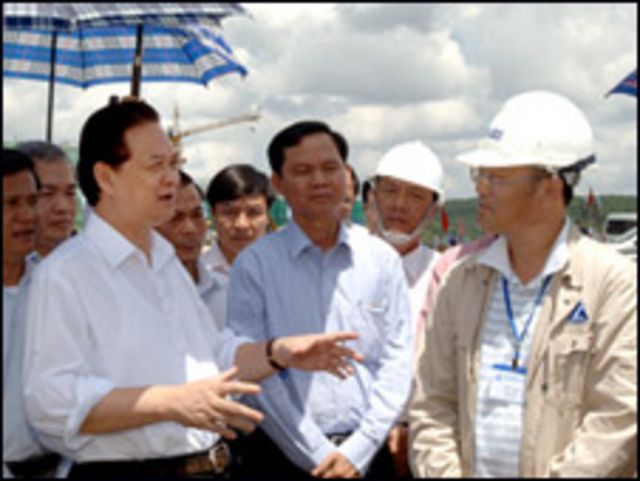 Thủ tướng Nguyễn Tấn Dũng tại công trường tổ hợp bauxite nhôm Lâm Đồng (ảnh trên website chính phủ)