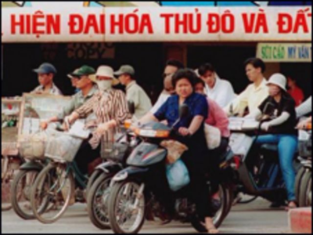Những ảnh hưởng của quỹ đạo dân số đối với sự phát triển kinh tế và xã hội của Việt Nam.