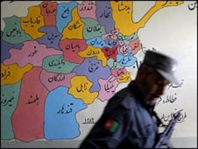 جندي افغاني خلفة خريطة افغانستان