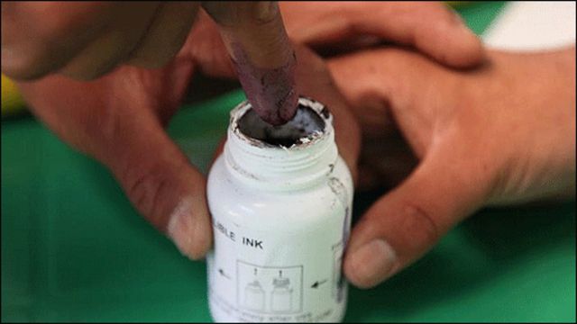 دوتن از نامزدان رنگ انگشت رای دهندگان پاک شده است Bbc News فارسی