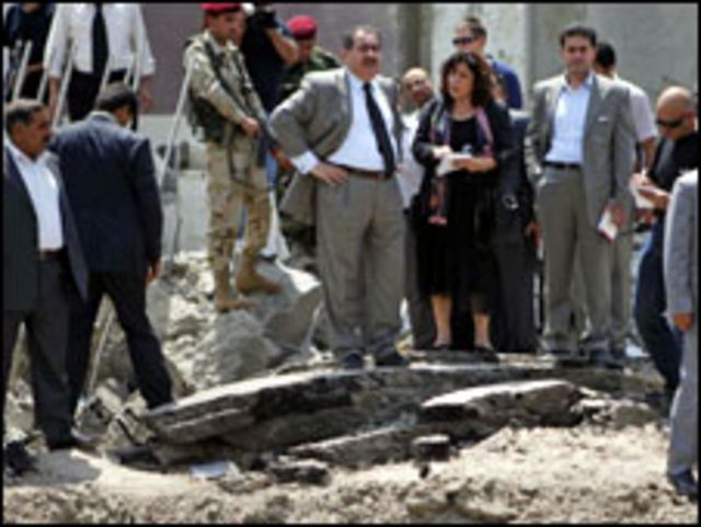 وزير الخارجية العراقي يتفقد الدمار الذي احدثه هجوم الاربعاء الماضي لمقر وزارته