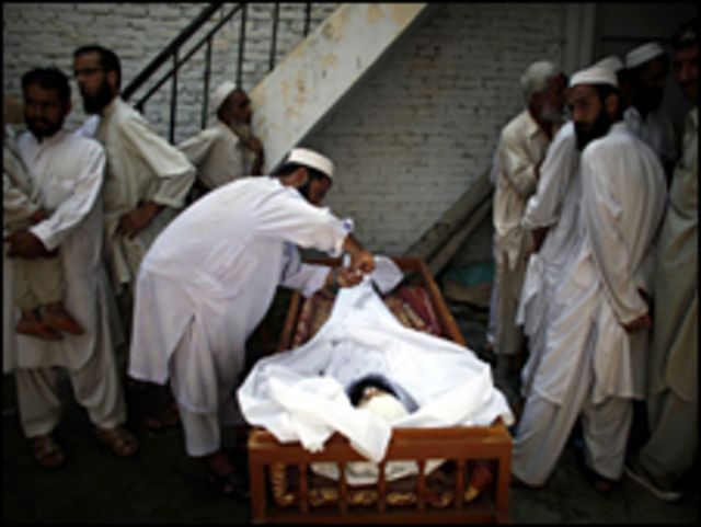 جثة احد القتلى في باكستان