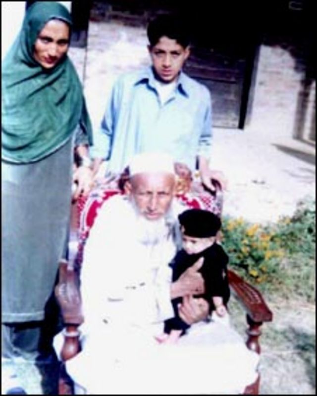جاوید اقبال کے والد منیر خان، ان کی اہلیہ اور بچوں کے ساتھ