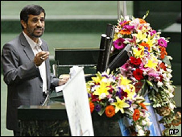 آقای احمدی نژاد با محافظان شخصی خود در مجلس حاضر شد که این اقدام بحث برانگیز شد