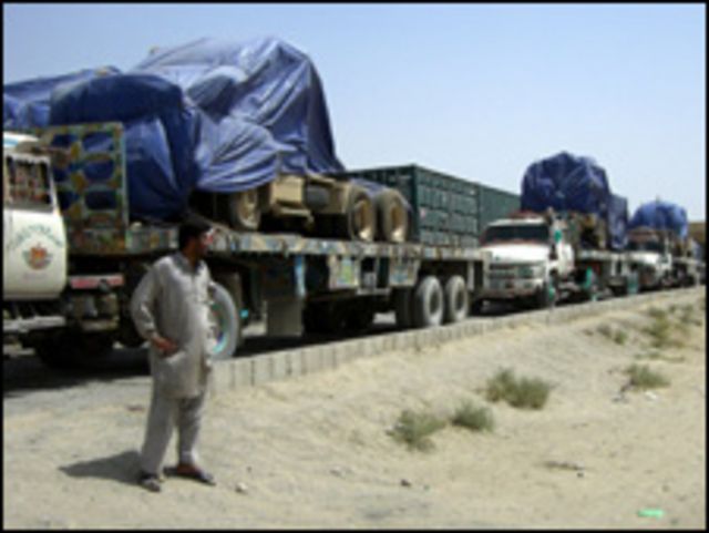 طابور من الشاحنات عن معبر تشامان