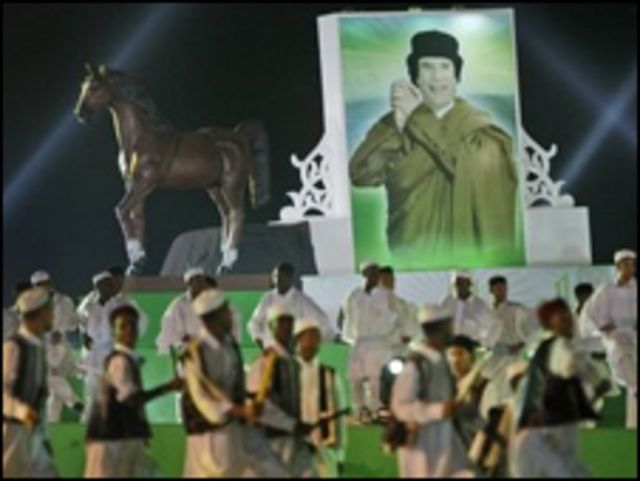 ملصق القذافي في احتفالات الثورة