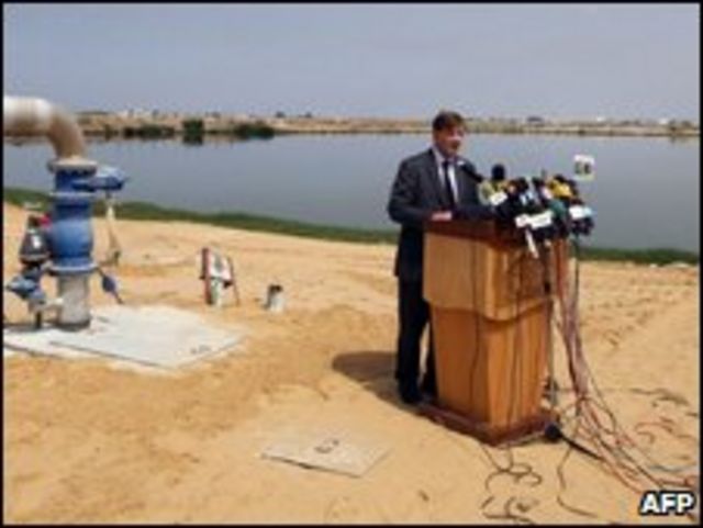 المؤتمر الصحفي جوار احدى برك الصرف الصحي