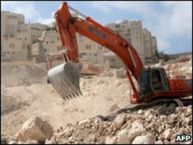 Una grúa operando en Jerusalén Oriental.