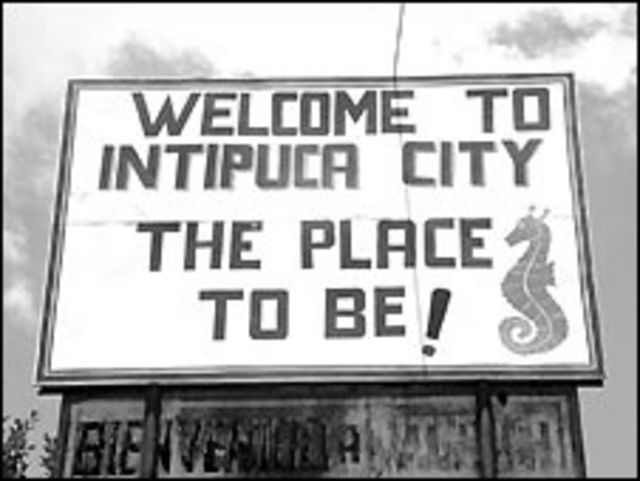 Rótulo a la entrada del pueblo salvadoreño de Intipucá.