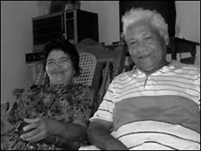 Don Wilfredo Chávez junto a su esposa.