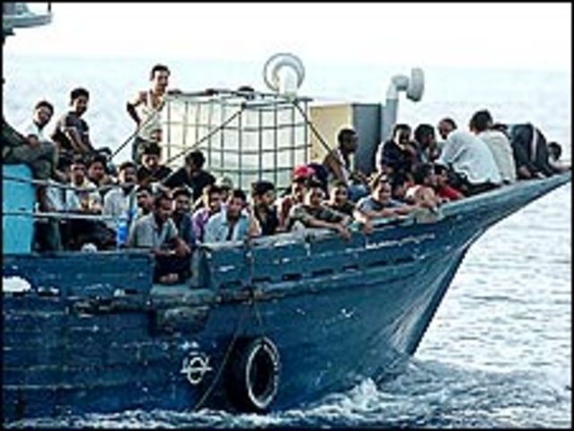 قارب مهاجرين غير شرعيين