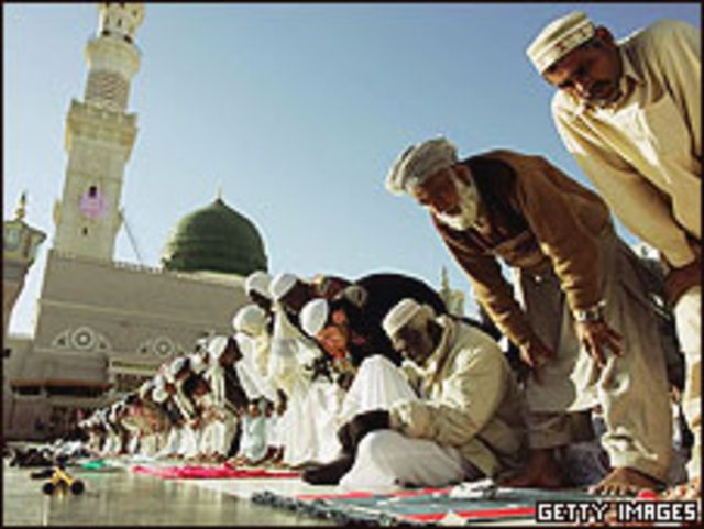 Musulmanes rezando en La Meca