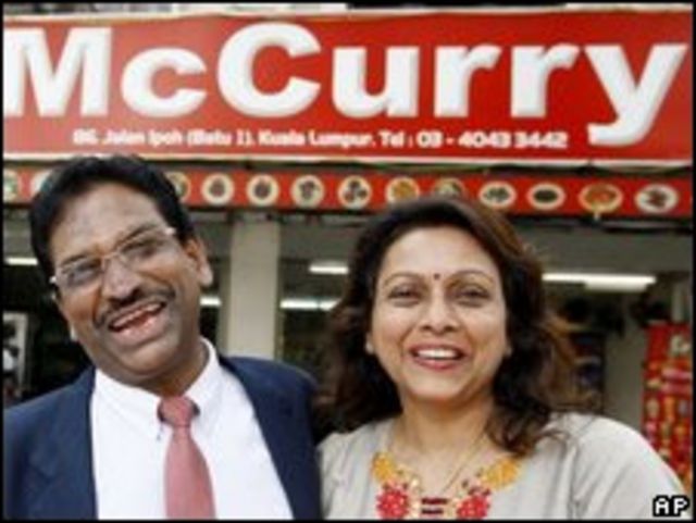 Kanages Suppiah y su esposa frente a su restaurante McCurry