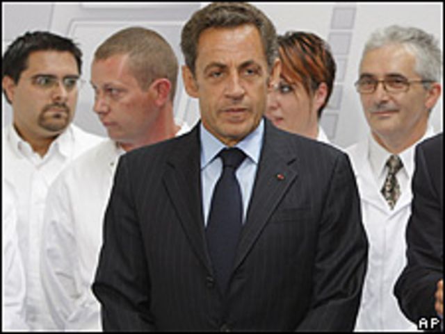 Sarkozy junto a trabajadores de la fábrica Faurencia
