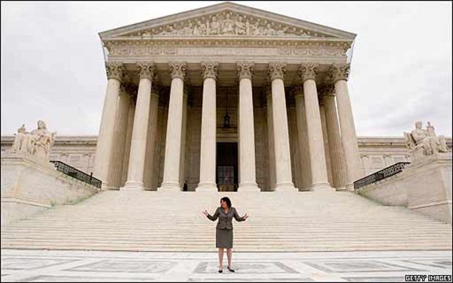 Sonia Sotomayor frente a la sede del Tribunal Supremo en Washington