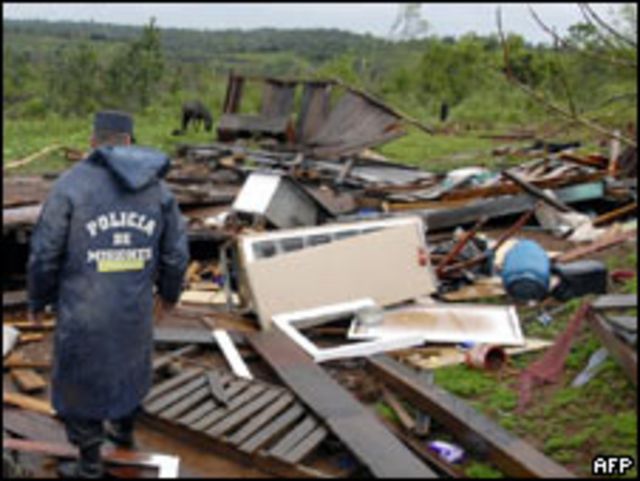 Un policía en la provincia argentina de Misiones, en medio de los estragos causados por la tormenta.