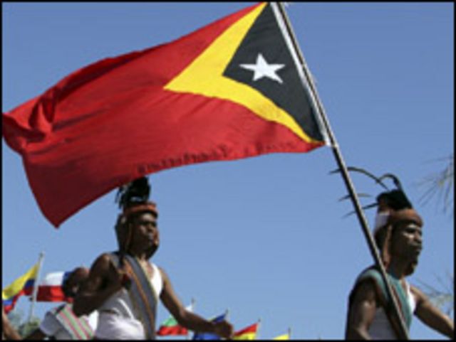 تيموريون يرفعون علم بلادهم