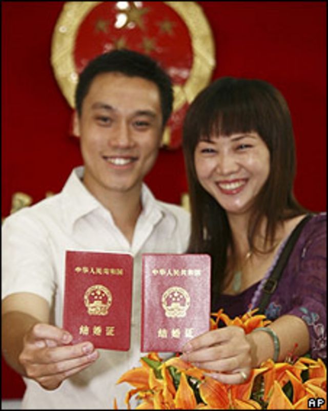 Joven pareja en China con registro de matrimonio