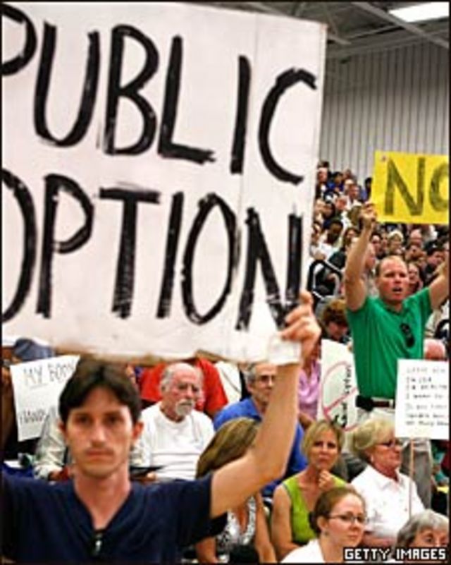 Manifestantes a favor y en contra de la reforma de salud en EE.UU.