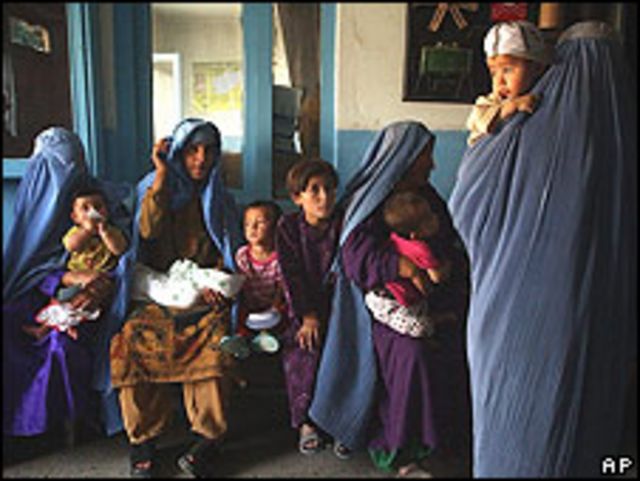 Mujeres afganas con sus hijos en una clínica de Kabul