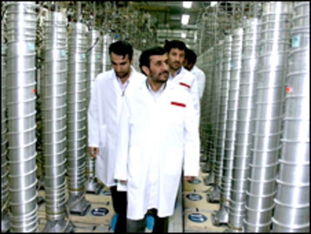 الرئيس الايراني محمود احمدي نجاد يزور منشأة نووية