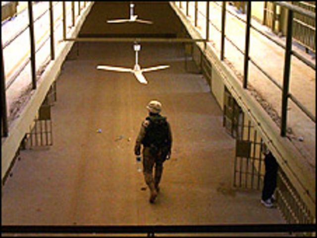 جندي امريكي يسير داخل سجن ابو غريب