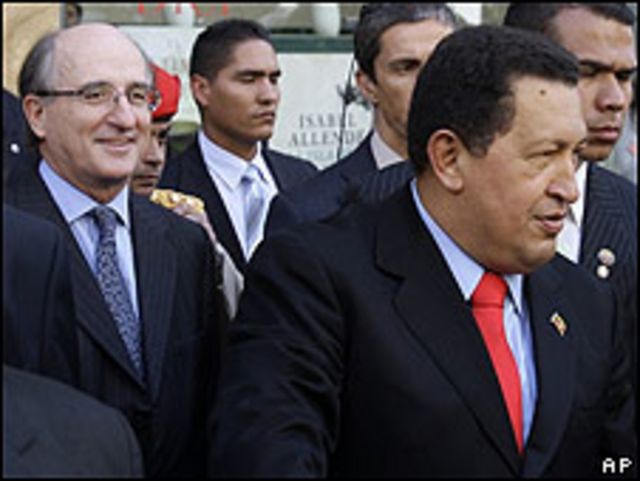 hugo Chávez (dcha) y el presidente de Repsol YPF, Antoni Brufau