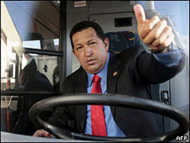 Hugo Chávez frente al volante de un autobús en Minsk, Bielorrusia