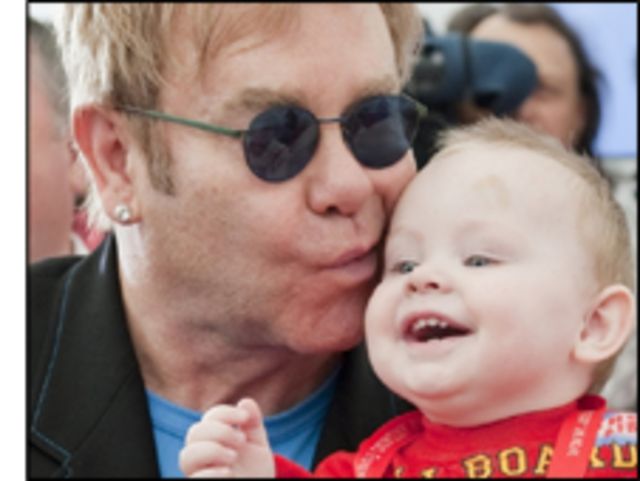 Elton John diz querer adotar bebê ucraniano portador de HIV BBC News Brasil