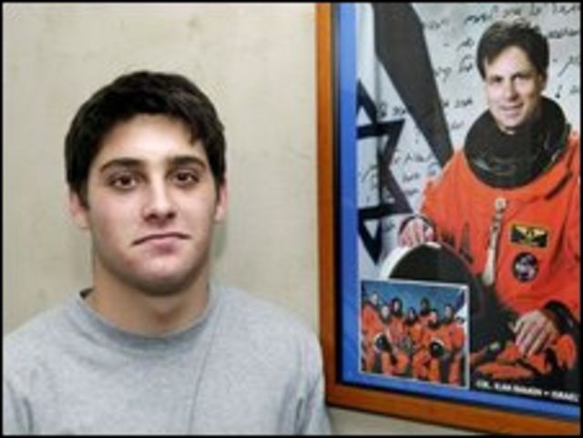 Assaf Ramon junto a una foto de su padre en 2004.