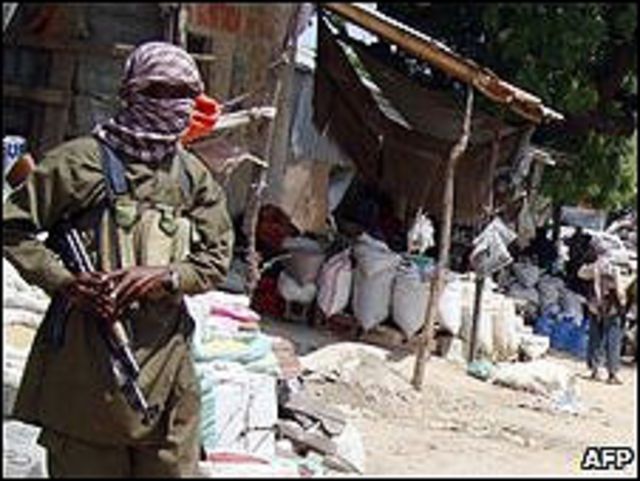 Combatientes de al-Shabab patrullando en Mogadiscio, Somalia