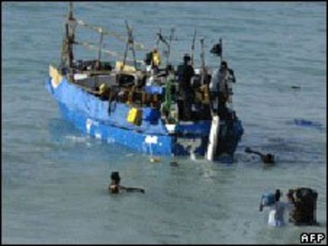 لاجئون يغادرون ميناء بوساسو بالصومال