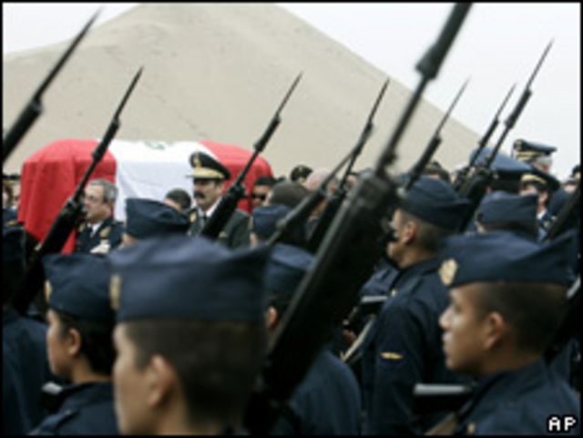 Funeral de un piloto muerto en un combate con Sendero Luminoso
