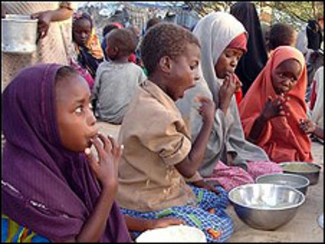 أطفال صوماليون في مركز تابع لبرنامج الغذاء