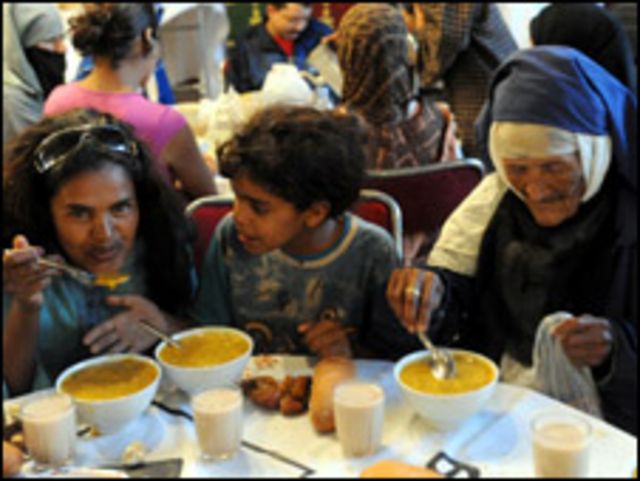 مغاربة يتناولون طعام الافطار في رمضان