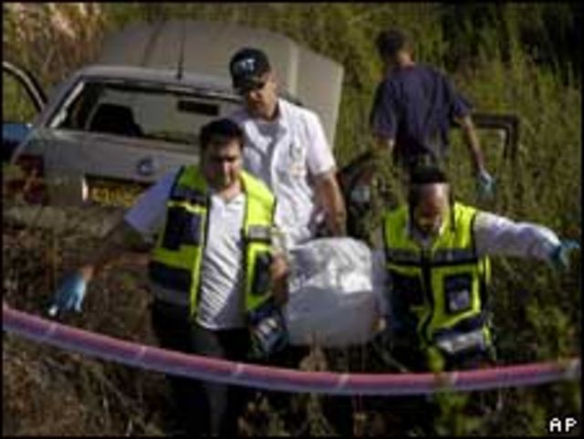 جنود إسرائيليون يحملون جثة ربيع الطويل