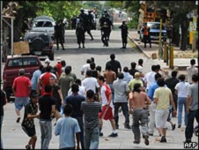 Enfrentamientos entre zelayistas y policía en Tegucigalpa