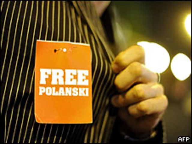 Prendedor con la inscripción "Free Polanski" ("Liberen a Polanski")