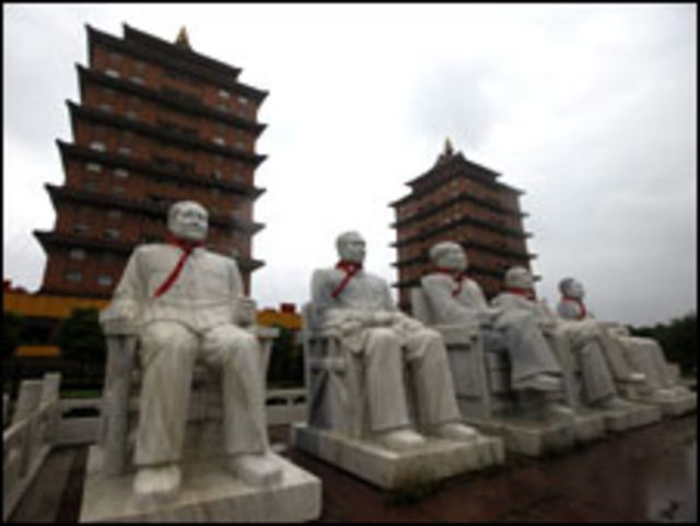تمثال ماوتسي تونج يتوسط تماثيل زعماء الحزب الشيوعي الآخرين