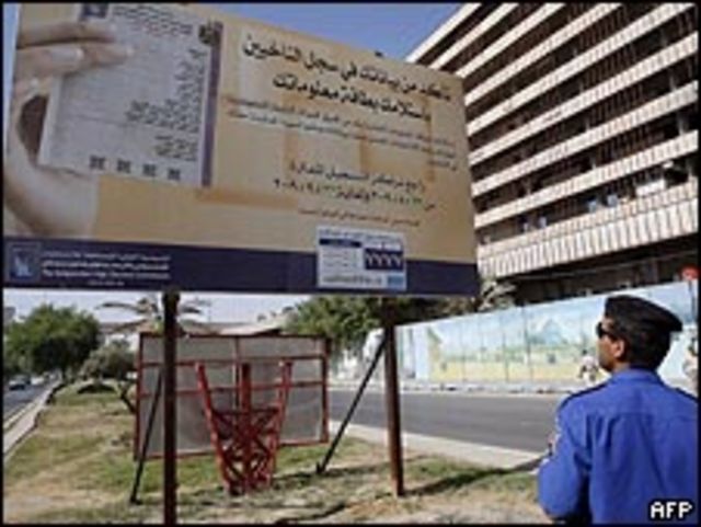 لافتة في بغداد تدعو الناخبين لمراجعة بياناتهم