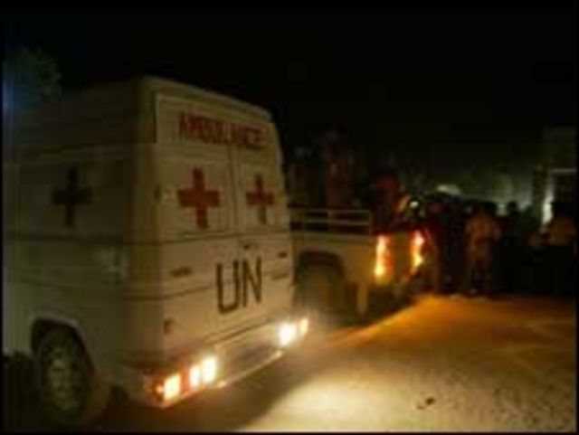 أفراد من بعثة السلام الأردنية مع سيارة إسعاف في هاييتي 