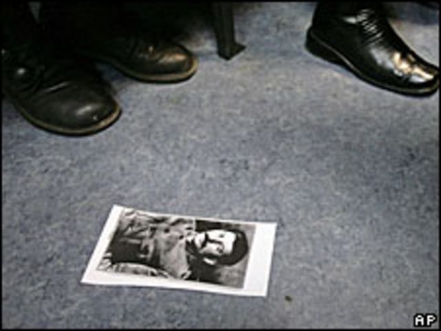 Фотография Сталина лежит на полу в суде