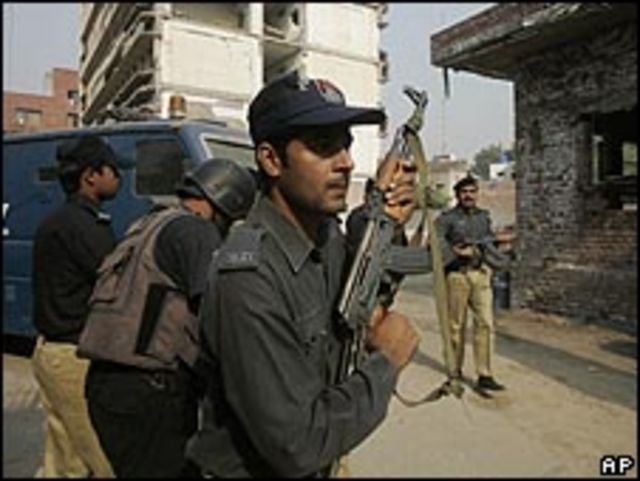 قوات الأمن الباكستانية خلال اشتباكات لاهور