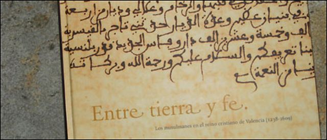 كتاب بين الأرض والإيمان الصادر بمناسبة الذكرى الأربعمئة لبداية طرد الموريكيين