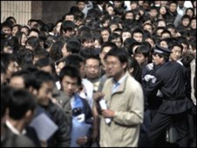 طلاب صينيون امام معرض لفرص العمل