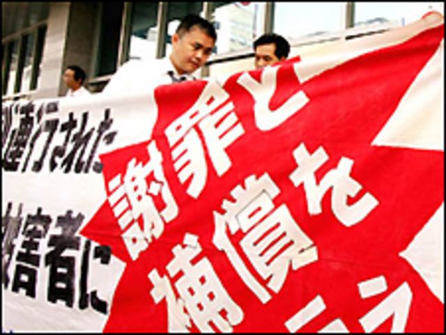 被擄中國工人和家屬一直在爭取賠償(資料圖片)