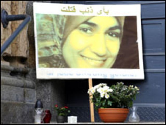 صورة مروة الشربيني على لافتة أمام محكمة دريسدن