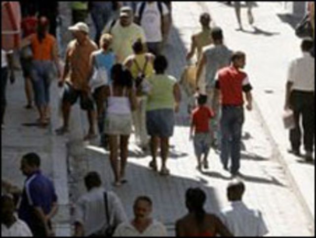 عابرون في شارع في كوبا